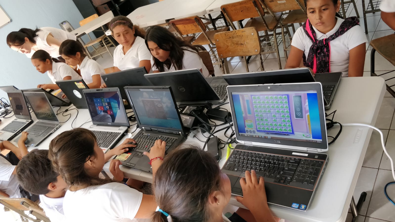 Isa Mundo Foundation recipients with donated laptops in Boca de Tomatlán, Jalisco, Mexico